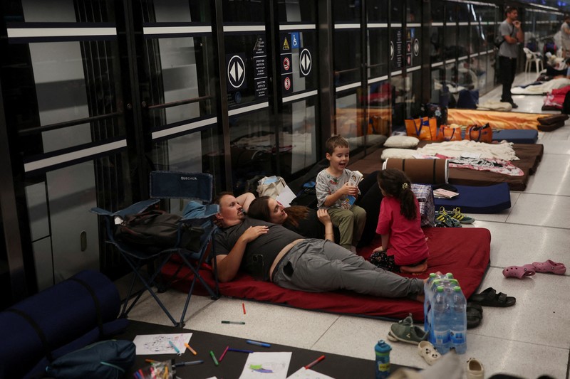 Orang-orang beristirahat di dalam stasiun kereta bawah tanah yang digunakan sebagai tempat berlindung di tengah serangkaian serangan rudal dari Iran ke Israel dalam beberapa hari terakhir, di Ramat Gan, Israel, 17 Juni 2025. (REUTERS/Ronen Zvulun)