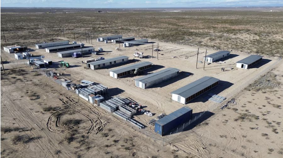 Pemandangan drone menunjukkan armada penambangan Bitcoin milik pembuat mesin penambangan kripto Canaan yang diselenggarakan oleh Luna Squares, di Texas Barat, AS pada tahun 2023, dalam gambar selebaran yang diberikan kepada Reuters pada tanggal 13 Juni 2025. (Canaan/Handout via REUTERS)