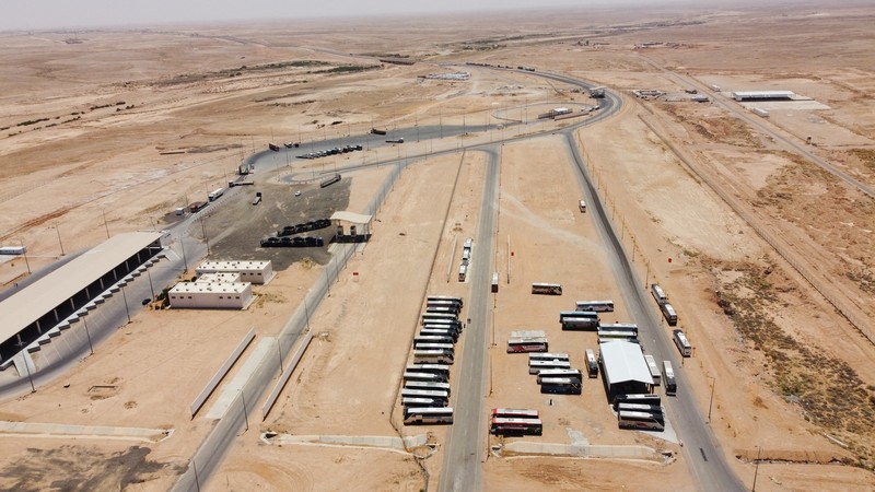 Pemandangan drone menunjukkan perbatasan Arar antara Irak dan Arab Saudi, tempat bus-bus yang membawa peziarah Iran terlihat diparkir setelah mereka dialihkan melalui Irak karena konflik yang sedang berlangsung antara Iran dan Israel, 17 Juni 2025. Pemandangan drone menunjukkan perbatasan Arar antara Irak dan Arab Saudi, tempat bus-bus yang membawa peziarah Iran terlihat diparkir setelah mereka dialihkan melalui Irak karena konflik yang sedang berlangsung antara Iran dan Israel, 17 Juni 2025. (REUTERS/Ahmed Saad)