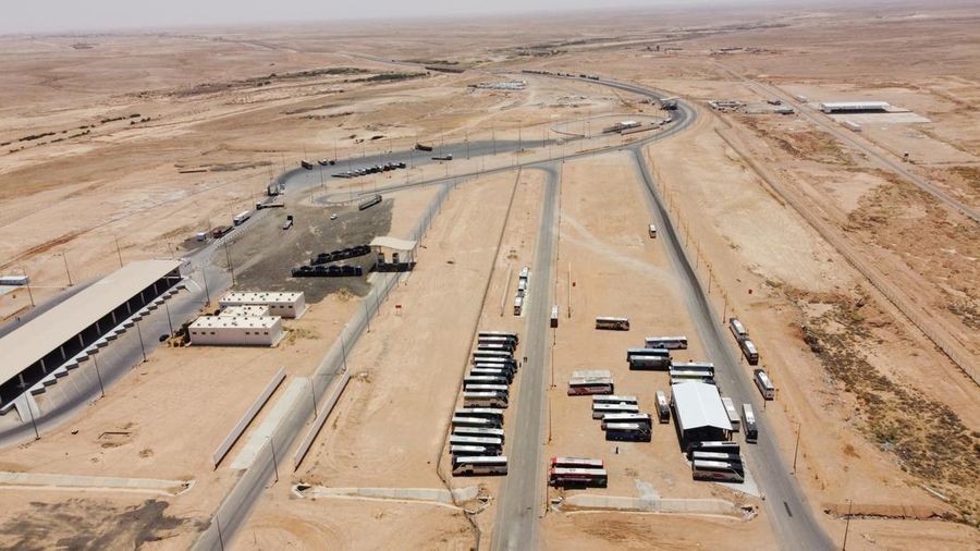 Pemandangan drone menunjukkan perbatasan Arar antara Irak dan Arab Saudi, tempat bus-bus yang membawa peziarah Iran terlihat diparkir setelah mereka dialihkan melalui Irak karena konflik yang sedang berlangsung antara Iran dan Israel, 17 Juni 2025. Pemandangan drone menunjukkan perbatasan Arar antara Irak dan Arab Saudi, tempat bus-bus yang membawa peziarah Iran terlihat diparkir setelah mereka dialihkan melalui Irak karena konflik yang sedang berlangsung antara Iran dan Israel, 17 Juni 2025. (REUTERS/Ahmed Saad)