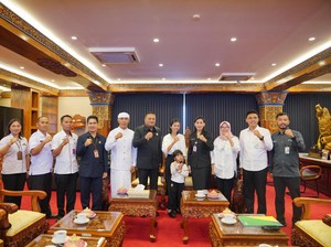 Bupati Gianyar Serahkan Santunan BPJS Ketenagakerjaan ke Keluarga Seniman