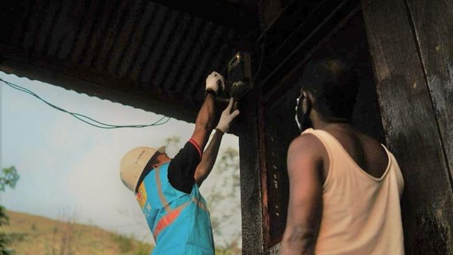 Bahlil Targetkan Seluruh Desa RI Teraliri Listrik di 2030