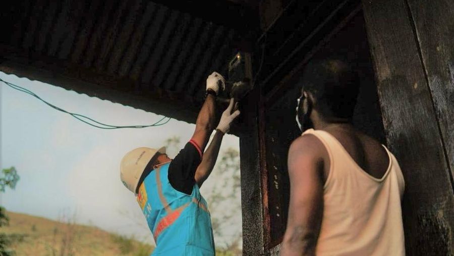 Petugas PLN sedang melayani pelanggan rumah tangga di Sentani, Kabupaten Jayapura, Papua. Hadirnya listrik yang andal tentunya dapat menggerakkan perekonomian dan meningkatkan taraf hidup masyarakat sekitar. (Dok. PLN)