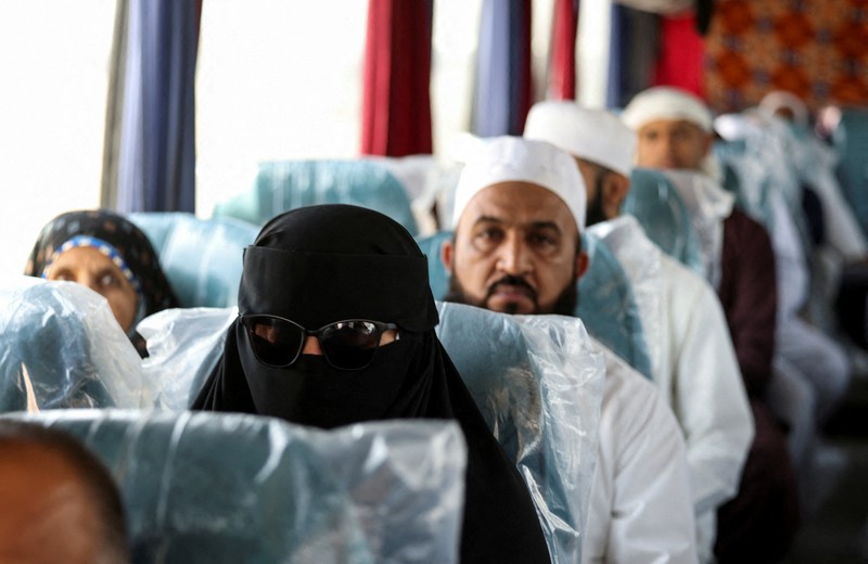 Pemandangan drone menunjukkan perbatasan Arar antara Irak dan Arab Saudi, tempat bus-bus yang membawa peziarah Iran terlihat diparkir setelah mereka dialihkan melalui Irak karena konflik yang sedang berlangsung antara Iran dan Israel, 17 Juni 2025. Pemandangan drone menunjukkan perbatasan Arar antara Irak dan Arab Saudi, tempat bus-bus yang membawa peziarah Iran terlihat diparkir setelah mereka dialihkan melalui Irak karena konflik yang sedang berlangsung antara Iran dan Israel, 17 Juni 2025. (REUTERS/Ahmed Saad)