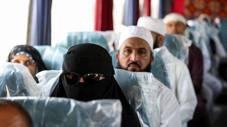 Pemandangan drone menunjukkan perbatasan Arar antara Irak dan Arab Saudi, tempat bus-bus yang membawa peziarah Iran terlihat diparkir setelah mereka dialihkan melalui Irak karena konflik yang sedang berlangsung antara Iran dan Israel, 17 Juni 2025. Pemandangan drone menunjukkan perbatasan Arar antara Irak dan Arab Saudi, tempat bus-bus yang membawa peziarah Iran terlihat diparkir setelah mereka dialihkan melalui Irak karena konflik yang sedang berlangsung antara Iran dan Israel, 17 Juni 2025. (REUTERS/Ahmed Saad)