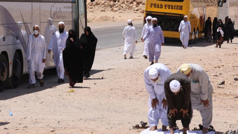 Pemandangan drone menunjukkan perbatasan Arar antara Irak dan Arab Saudi, tempat bus-bus yang membawa peziarah Iran terlihat diparkir setelah mereka dialihkan melalui Irak karena konflik yang sedang berlangsung antara Iran dan Israel, 17 Juni 2025. (REUTERS/Ahmed Saad)
