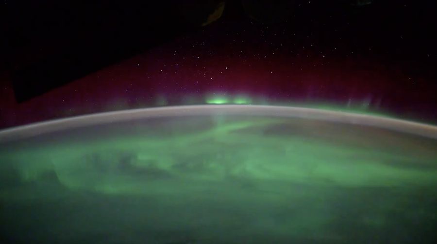 Seorang astronot mengabadikan momen aurora berkilauan dari luar angkasa yang dibagikan pada sosial media X pribadinya. (X/@JonnyKimUSA)