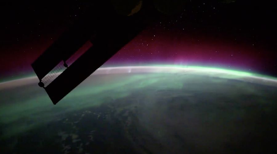 Seorang astronot mengabadikan momen aurora berkilauan dari luar angkasa yang dibagikan pada sosial media X pribadinya. (X/@JonnyKimUSA)