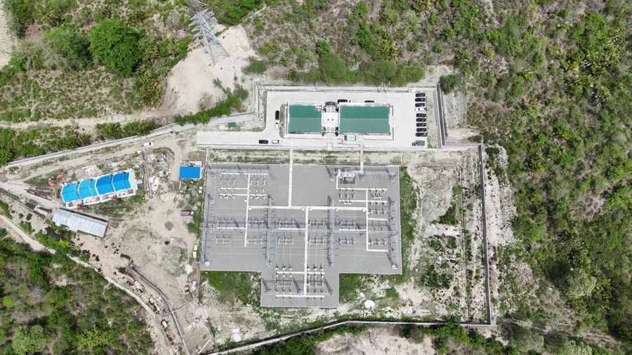 Tampak udara Gardu Induk (GI) bertegangan 150 kilo volt (kV) yang terletak di Kecamatan Palu Utara, Sulawesi Tengah. Hadirnya infrastruktur ketenagalistrikan ini merupakan upaya PLN mendukung program Pemerintah dalam menggenjot hilirisasi industri smelter, pengembangan Kawasan Ekonomi Khusus (KEK) Palu, dan juga pertumbuhan perekonomian di Sulawesi Tengah. Dengan listrik yang andal, PLN menciptakan multiplier effect untuk kemajuan industri. (Dok.PLN)