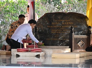 Kala Wapres Gibran Ziarah ke Makam Bung Karno di Blitar
