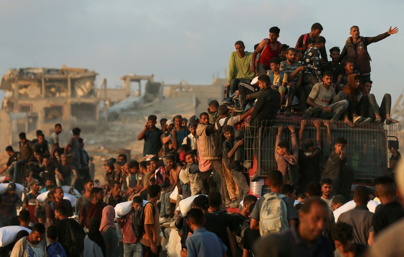 Warga Palestina berkumpul untuk menerima pasokan bantuan di Beit Lahia, di Jalur Gaza utara, Selasa (17/6/2025). (REUTERS/Stringer) Warga Palestina berkumpul untuk menerima pasokan bantuan di Beit Lahia, di Jalur Gaza utara, Selasa (17/6/2025). (REUTERS/Stringer)