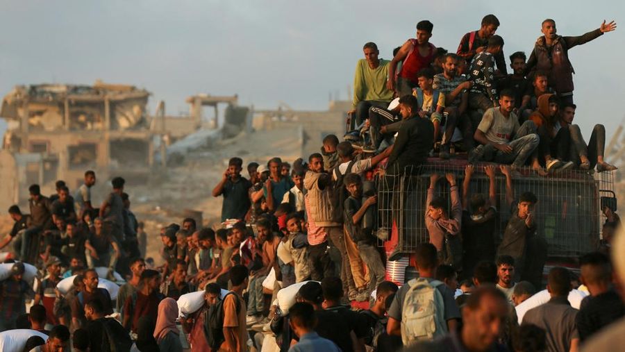 Warga Palestina berkumpul untuk menerima pasokan bantuan di Beit Lahia, di Jalur Gaza utara, Selasa (17/6/2025). (REUTERS/Stringer)