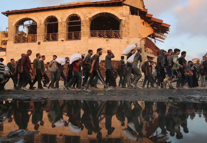 Warga Palestina berkumpul untuk menerima pasokan bantuan di Beit Lahia, di Jalur Gaza utara, Selasa (17/6/2025). (REUTERS/Stringer) Warga Palestina berkumpul untuk menerima pasokan bantuan di Beit Lahia, di Jalur Gaza utara, Selasa (17/6/2025). (REUTERS/Stringer)