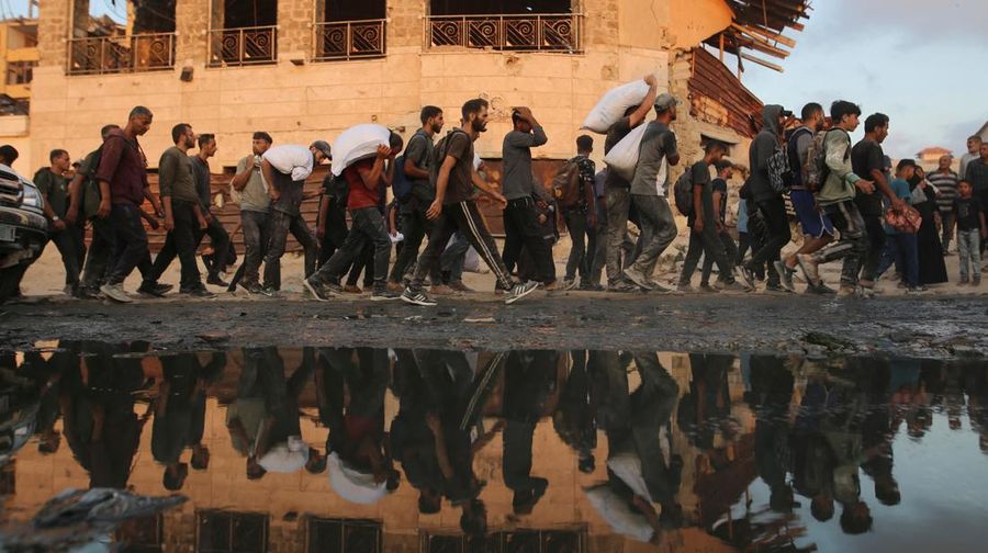 Warga Palestina berkumpul untuk menerima pasokan bantuan di Beit Lahia, di Jalur Gaza utara, Selasa (17/6/2025). (REUTERS/Stringer)