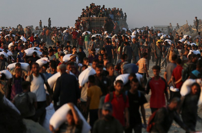 Warga Palestina berkumpul untuk menerima pasokan bantuan di Beit Lahia, di Jalur Gaza utara, Selasa (17/6/2025). (REUTERS/Stringer)