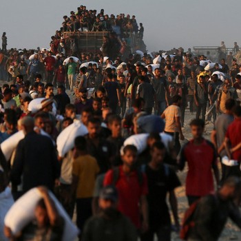 Menyemut! Potret Warga Palestina Serbu Bantuan di Gaza Utara