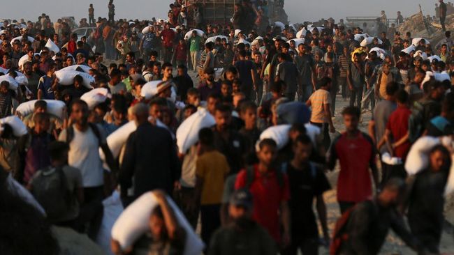 Menyemut! Potret Warga Palestina Serbu Bantuan di Gaza Utara