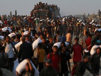 Menyemut! Potret Warga Palestina Serbu Bantuan di Gaza Utara
