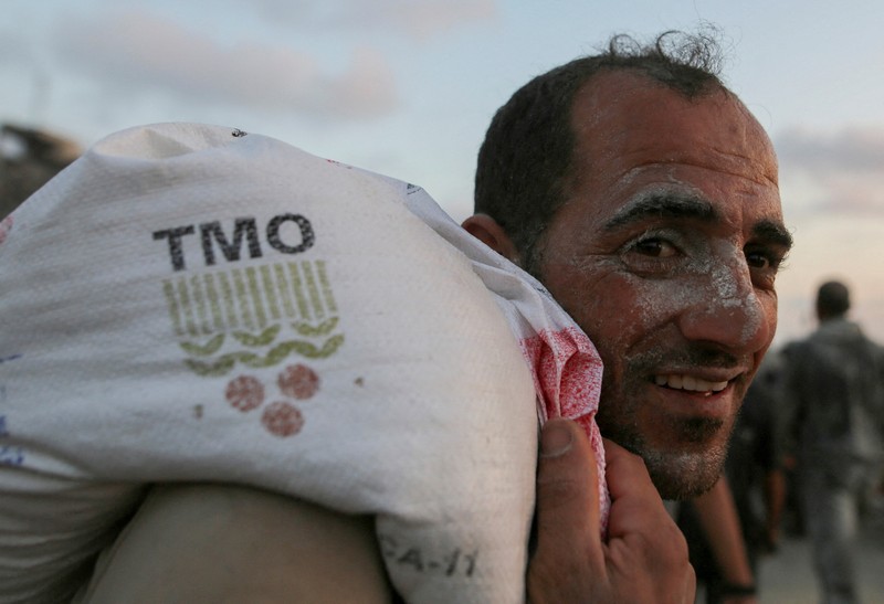 Warga Palestina berkumpul untuk menerima pasokan bantuan di Beit Lahia, di Jalur Gaza utara, Selasa (17/6/2025). (REUTERS/Stringer) Warga Palestina berkumpul untuk menerima pasokan bantuan di Beit Lahia, di Jalur Gaza utara, Selasa (17/6/2025). (REUTERS/Stringer)