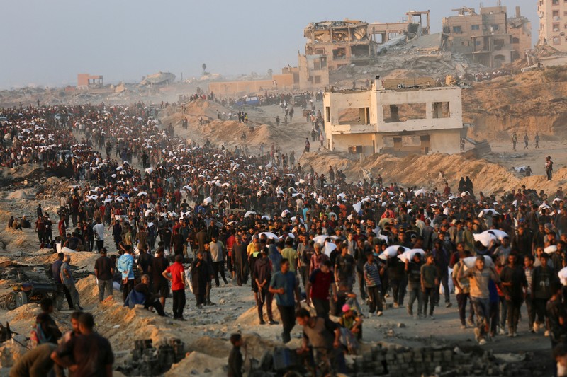 Warga Palestina berkumpul untuk menerima pasokan bantuan di Beit Lahia, di Jalur Gaza utara, Selasa (17/6/2025). (REUTERS/Stringer)