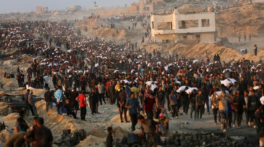 Warga Palestina berkumpul untuk menerima pasokan bantuan di Beit Lahia, di Jalur Gaza utara, Selasa (17/6/2025). (REUTERS/Stringer)