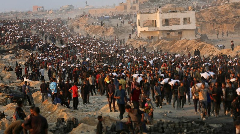 Warga Palestina berkumpul untuk menerima pasokan bantuan di Beit Lahia, di Jalur Gaza utara, Selasa (17/6/2025). (REUTERS/Stringer)