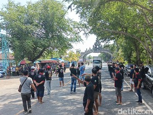 Tolak Penerapan Aturan Odol, Sopir Logistik Sekat Jalan di Gilimanuk