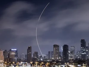 Iran-Israel Lanjutkan Serangan, Trump Pertimbangkan Campur Tangan AS