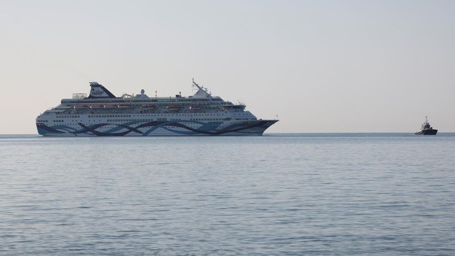 Crown Iris, kapal pesiar yang akan digunakan untuk membantu keberangkatan warga Israel dari Siprus, berlayar di lepas pantai Limassol, Siprus, Kamis (19/6/2025). (REUTERS/Yiannis Kourtoglou)