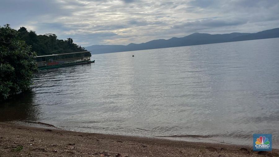 Danau Matano belokasi di Kabupaten Luwu Timur, Sulawesi Selatan, tepatnya di ujung timur provinsi dan berbatasan dengan Sulawesi Tengah. Danau Matano berada di area tambang PT. Vale Indonesia (Persero) Tbk, (INCO). Perusahaan tambang yang komitmen un