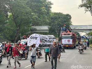 Sopir Truk Demo ODOL Ancam Duduki Jalan Pahlawan Surabaya