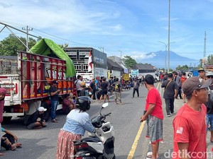 Sopir Truk Protes Aturan ODOL, Ring Road Solo-Karanganyar Diblokade