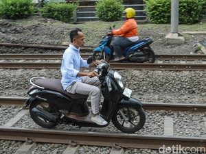 Nekat Masuk Jalur Kereta, Siap-siap Didenda Rp 15 Juta!