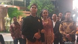 Ketika El Rumi dan Syifa Hadju Sambut Tamu Penting di Unduh Mantu Al Ghazali