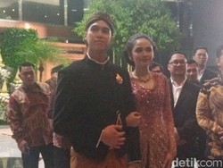Ketika El Rumi dan Syifa Hadju Sambut Tamu Penting di Unduh Mantu Al Ghazali Ketika El Rumi dan Syifa Hadju Sambut Tamu Penting di Unduh Mantu Al Ghazali