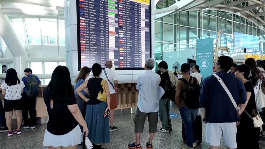 Erupsi Gunung Lewotobi Laki-laki di Flores Timur, Nusa Tenggara Timur (NTT) yang terjadi pada Selasa (17/6) malam membuat puluhan penerbangan rute domestik dan internasional dari dan menuju Bandara I Gusti Ngurah Rai, Bali dibatalkan. Penerbangan yang dibatalkan termasuk rute populer ke Singapura dan Australia. (Tangkapan Layar Video Reuters/)