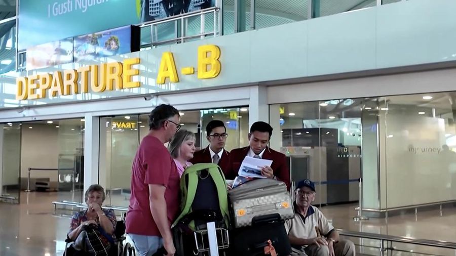 Erupsi Gunung Lewotobi Laki-laki di Flores Timur, Nusa Tenggara Timur (NTT) yang terjadi pada Selasa (17/6) malam membuat puluhan penerbangan rute domestik dan internasional dari dan menuju Bandara I Gusti Ngurah Rai, Bali dibatalkan. Penerbangan yang dibatalkan termasuk rute populer ke Singapura dan Australia. (Tangkapan Layar Video Reuters/)