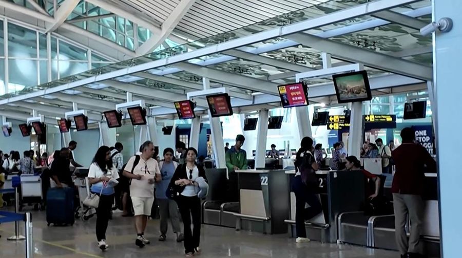 Erupsi Gunung Lewotobi Laki-laki di Flores Timur, Nusa Tenggara Timur (NTT) yang terjadi pada Selasa (17/6) malam membuat puluhan penerbangan rute domestik dan internasional dari dan menuju Bandara I Gusti Ngurah Rai, Bali dibatalkan. Penerbangan yang dibatalkan termasuk rute populer ke Singapura dan Australia. (Tangkapan Layar Video Reuters/)