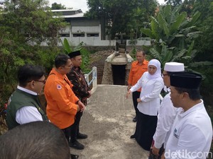 Gubernur Jatim Khofifah Tinjau Jembatan Ambruk di Probolinggo