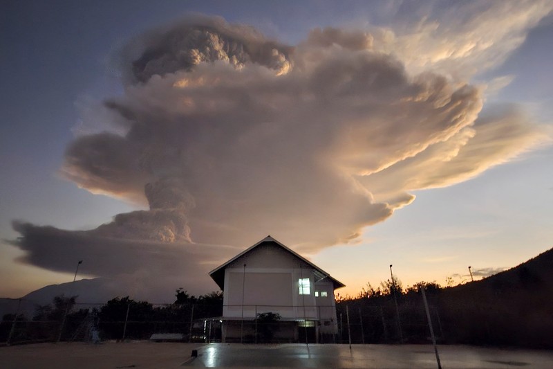 Gunung Lewotobi Laki-laki mengeluarkan asap dan abu vulkanik terlihat dari desa Kawalelo di provinsi Nusa Tenggara Timur, Indonesia, 17 Juni 2025. (REUTERS/Floriana Jijiana J. Tobin)