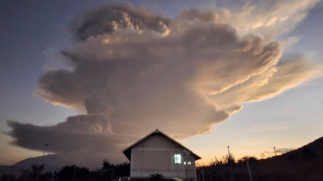 Penampakan Terbaru Letusan Gunung Lewotobi, Abu Tembus ke Langit