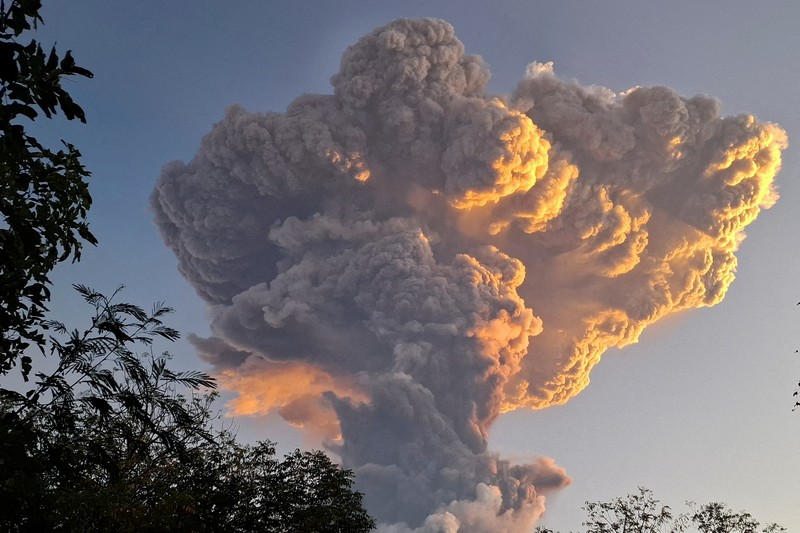 Gunung Lewotobi Laki-laki mengeluarkan asap dan abu vulkanik terlihat dari desa Kawalelo di provinsi Nusa Tenggara Timur, Indonesia, 17 Juni 2025. Gunung Lewotobi Laki-laki mengeluarkan asap dan abu vulkanik terlihat dari desa Kawalelo di provinsi Nusa Tenggara Timur, Indonesia, 17 Juni 2025. (REUTERS/Floriana Jijiana J. Tobin)