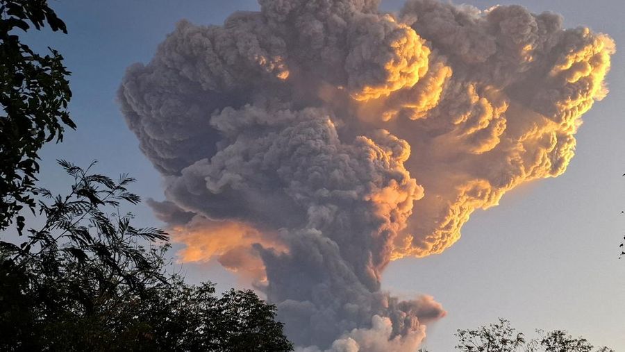 Gunung Lewotobi Laki-laki mengeluarkan asap dan abu vulkanik terlihat dari desa Kawalelo di provinsi Nusa Tenggara Timur, Indonesia, 17 Juni 2025. Gunung Lewotobi Laki-laki mengeluarkan asap dan abu vulkanik terlihat dari desa Kawalelo di provinsi Nusa Tenggara Timur, Indonesia, 17 Juni 2025. (REUTERS/Floriana Jijiana J. Tobin)