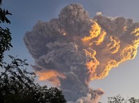 Gunung Lewotobi Laki-Laki Erupsi Lagi, Muntahkan Abu Sejauh 18 Km