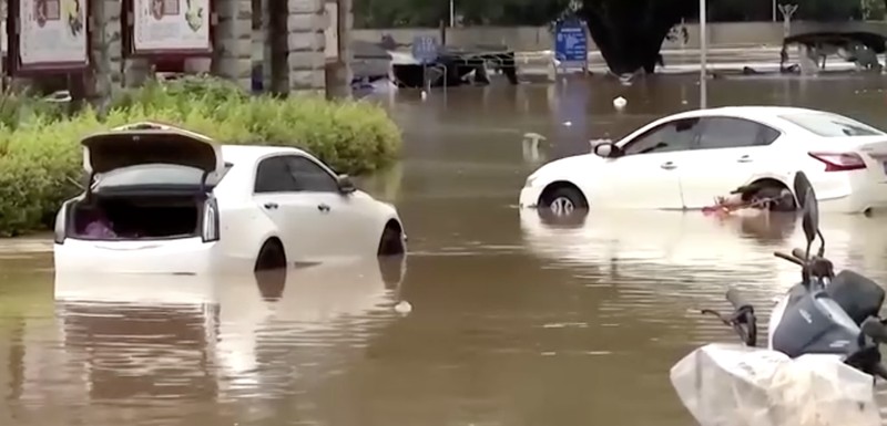 Hujan deras yang dipicu oleh Topan Wutip dan kondisi musim hujan memicu banjir dan tanah longsor di China Selatan. (Tangkapan Layar CCTV via Reuters) Hujan deras yang dipicu oleh Topan Wutip dan kondisi musim hujan memicu banjir dan tanah longsor di China Selatan. (Tangkapan Layar CCTV via Reuters)