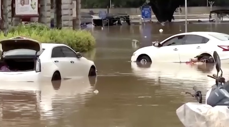 Hujan deras yang dipicu oleh Topan Wutip dan kondisi musim hujan memicu banjir dan tanah longsor di China Selatan. (Tangkapan Layar CCTV via Reuters)
