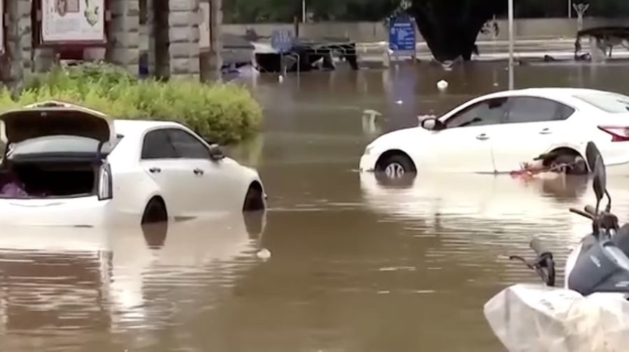 Hujan deras yang dipicu oleh Topan Wutip dan kondisi musim hujan memicu banjir dan tanah longsor di China Selatan. (Tangkapan Layar CCTV via Reuters) Hujan deras yang dipicu oleh Topan Wutip dan kondisi musim hujan memicu banjir dan tanah longsor di China Selatan. (Tangkapan Layar CCTV via Reuters)