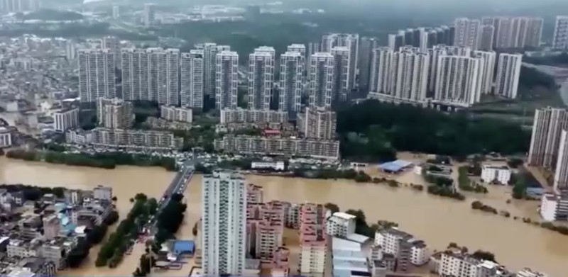 Hujan deras yang dipicu oleh Topan Wutip dan kondisi musim hujan memicu banjir dan tanah longsor di China Selatan. (Tangkapan Layar CCTV via Reuters) Hujan deras yang dipicu oleh Topan Wutip dan kondisi musim hujan memicu banjir dan tanah longsor di China Selatan. (Tangkapan Layar CCTV via Reuters)