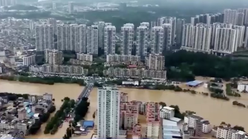 Hujan deras yang dipicu oleh Topan Wutip dan kondisi musim hujan memicu banjir dan tanah longsor di China Selatan. (Tangkapan Layar CCTV via Reuters)