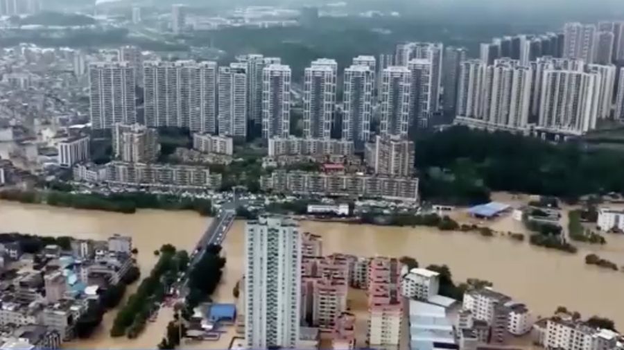 Hujan deras yang dipicu oleh Topan Wutip dan kondisi musim hujan memicu banjir dan tanah longsor di China Selatan. (Tangkapan Layar CCTV via Reuters) Hujan deras yang dipicu oleh Topan Wutip dan kondisi musim hujan memicu banjir dan tanah longsor di China Selatan. (Tangkapan Layar CCTV via Reuters)